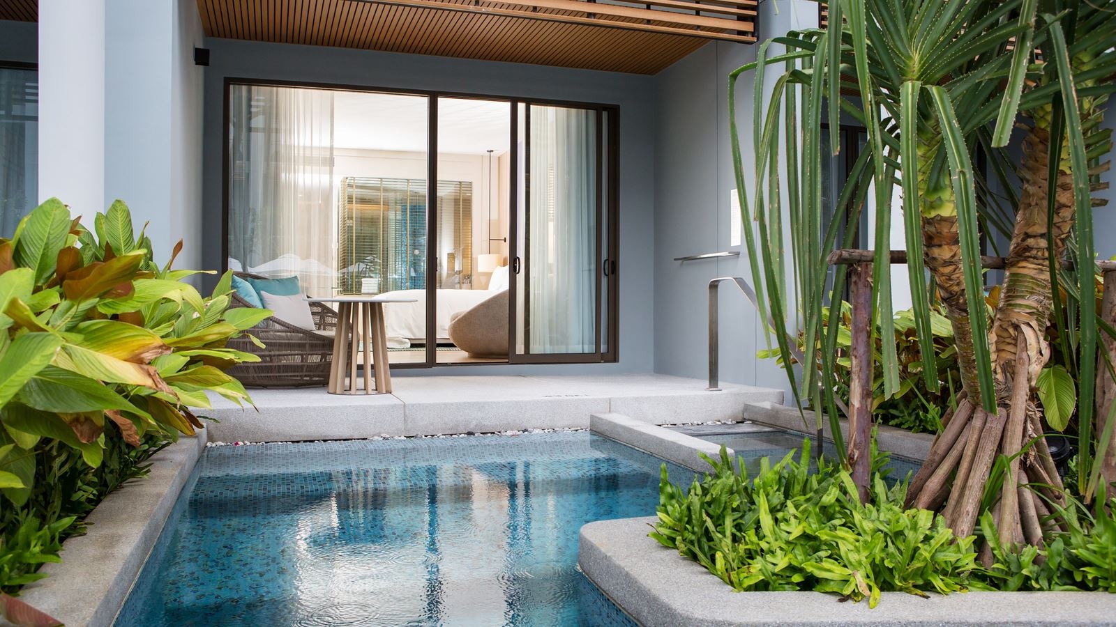 rooms-guestroom-pool-access