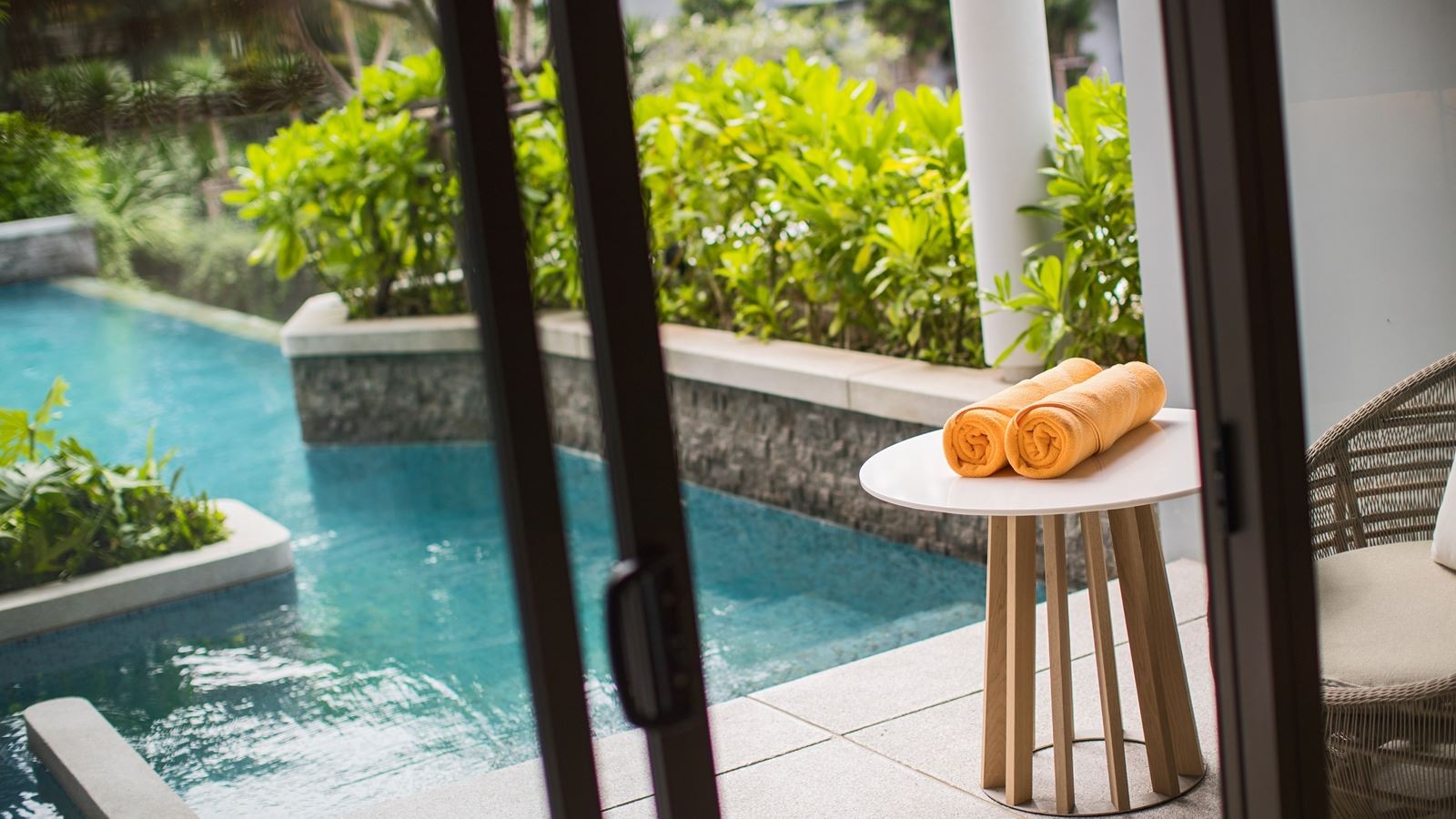 rooms-guestroom-pool-access