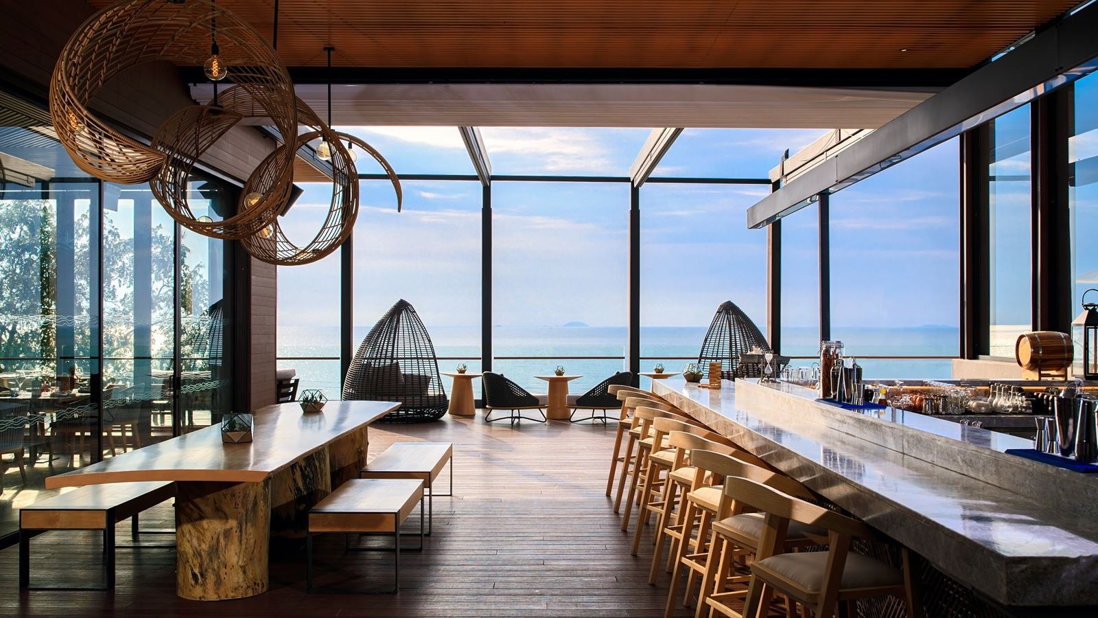 restaurants-pebbles-bar-and-grill