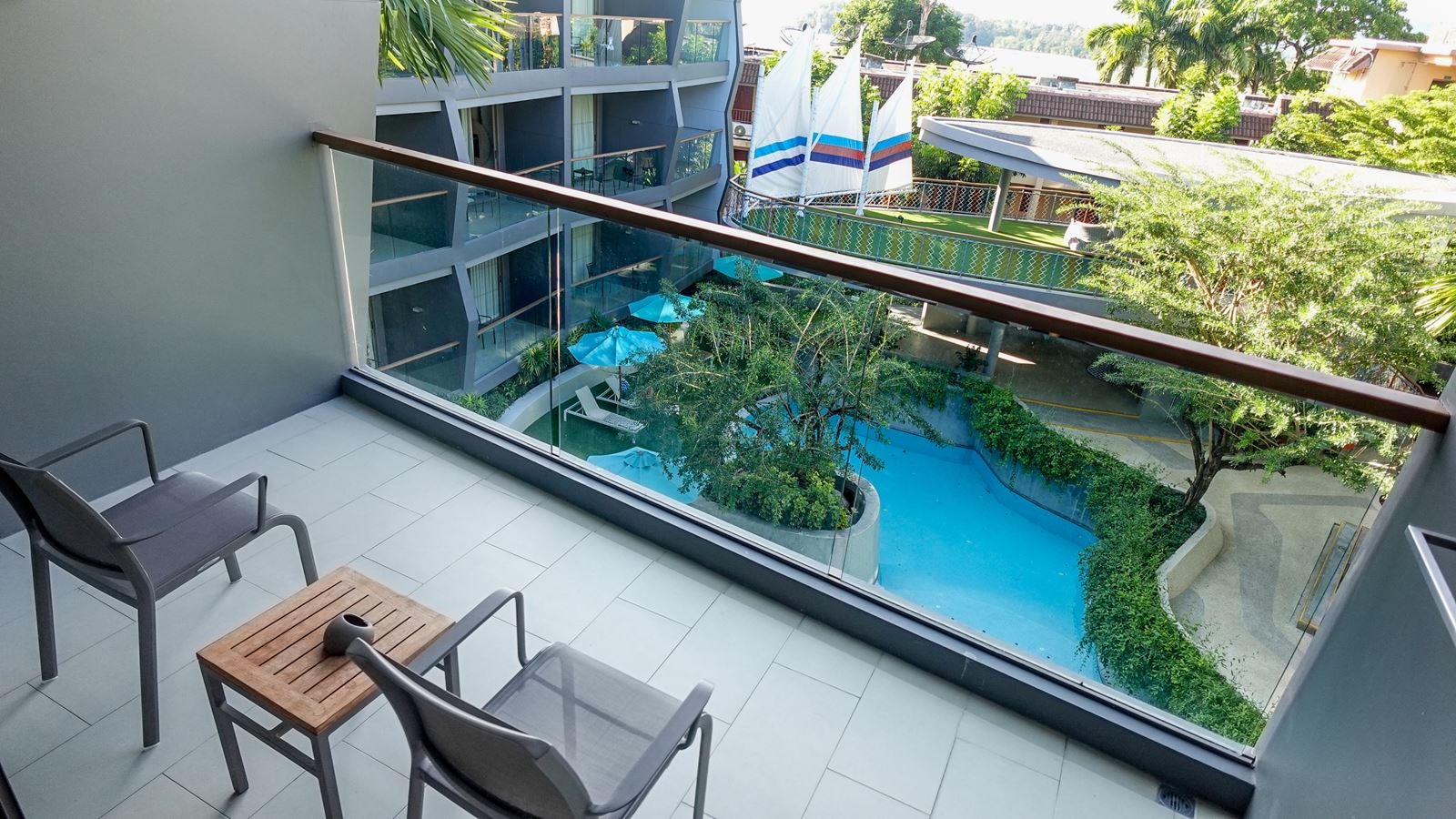 rooms-sis-over-the-stella-pool