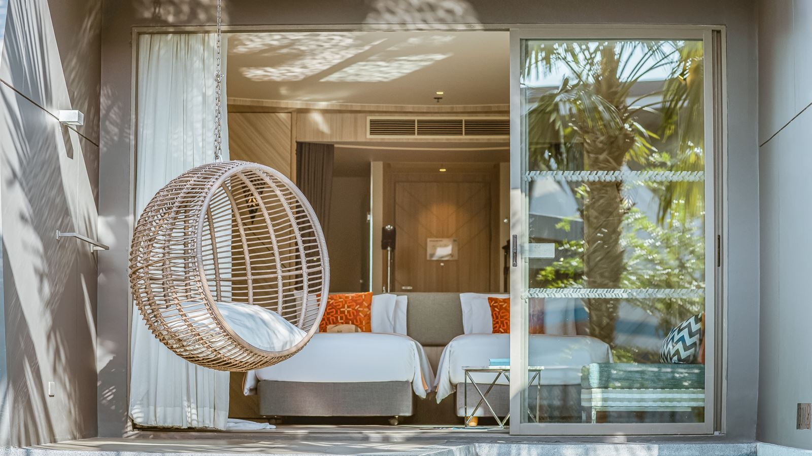 rooms-sis-jacuzzi-pool