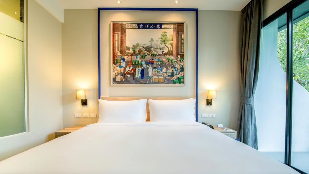 rooms-deluxe-pool-access-child-sharing-bed