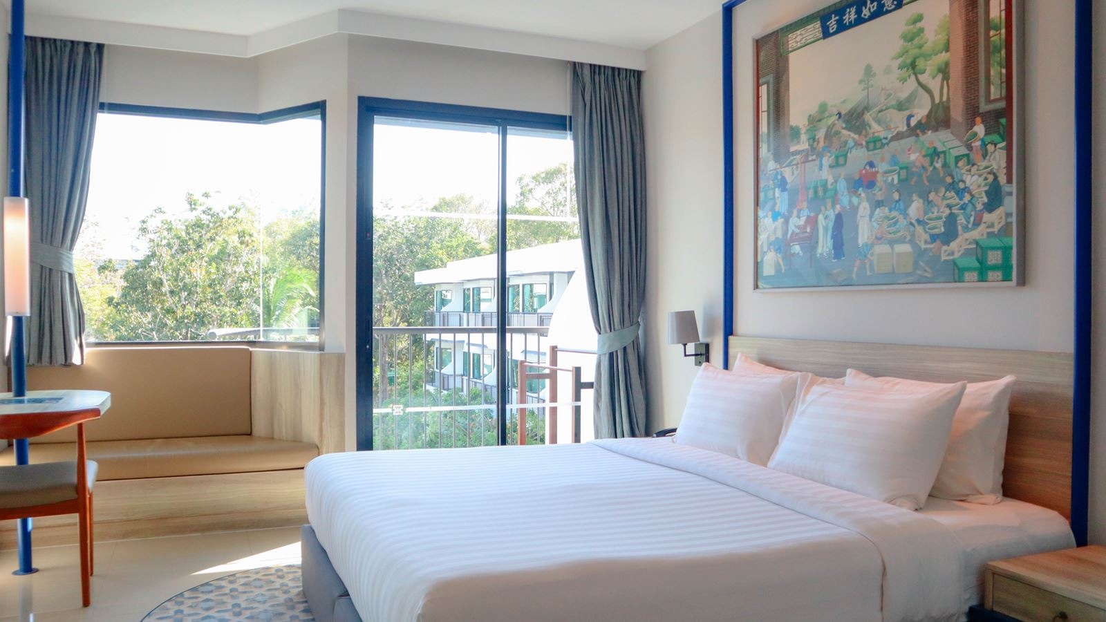 rooms-superior-pool-view-child-sharing-bed