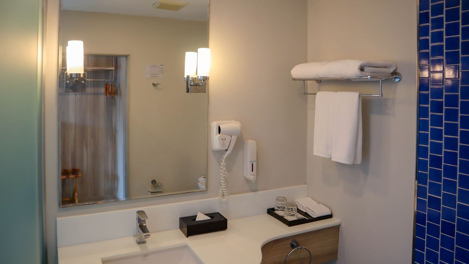 rooms-superior-pool-view-child-sharing-bed