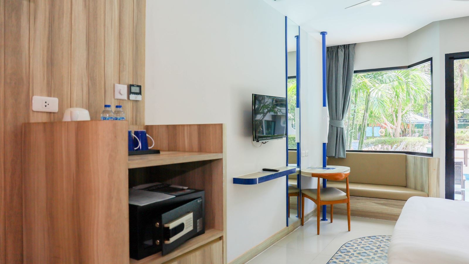 rooms-deluxe-pool-access-child-sharing-bed