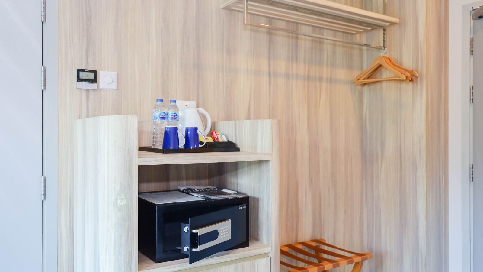 rooms-two-bedroom-family-pool-view-suite-child-sharing-bed