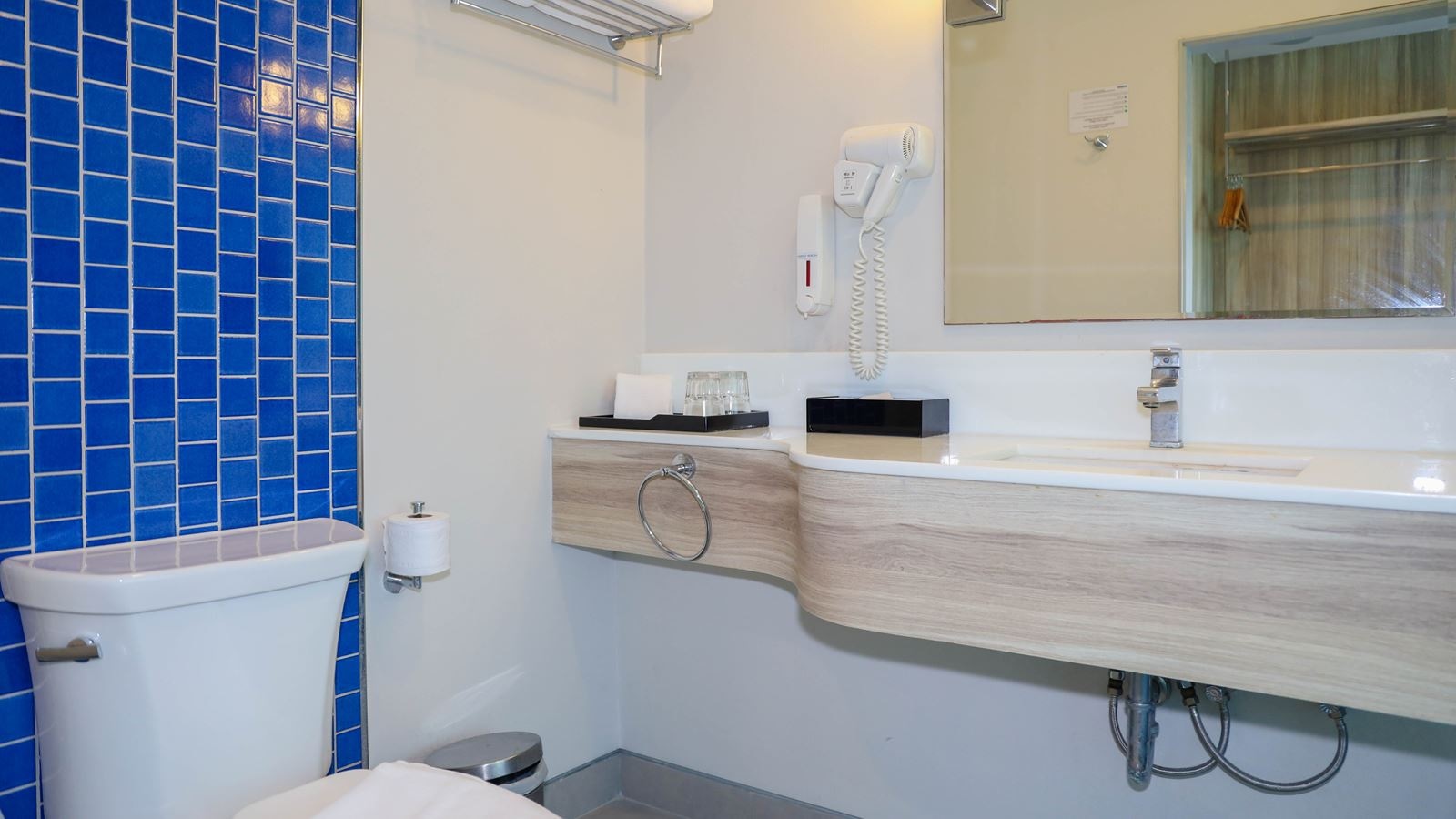 rooms-two-bedroom-family-pool-view-suite-child-sharing-bed