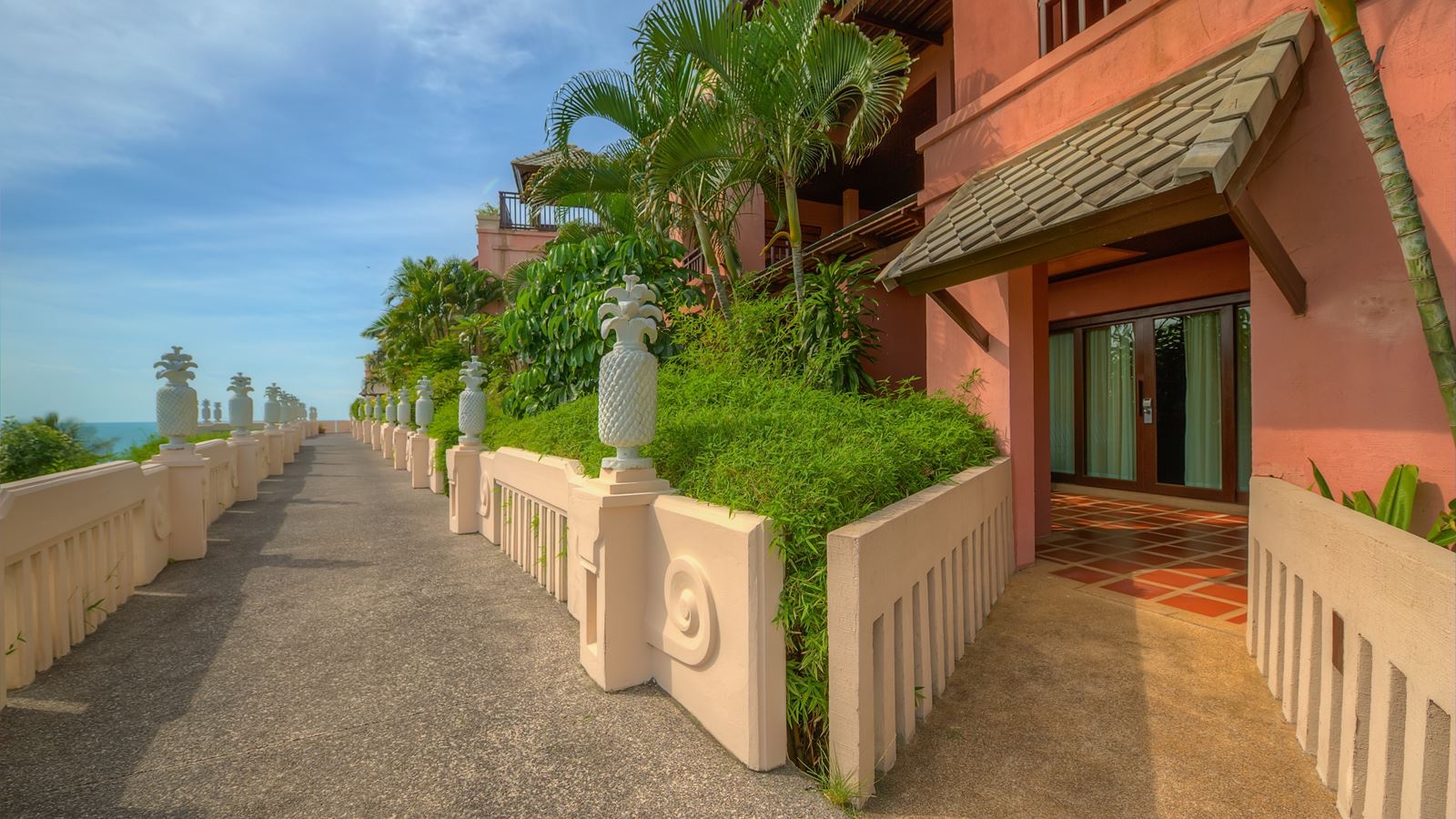 rooms-deluxe-balcony