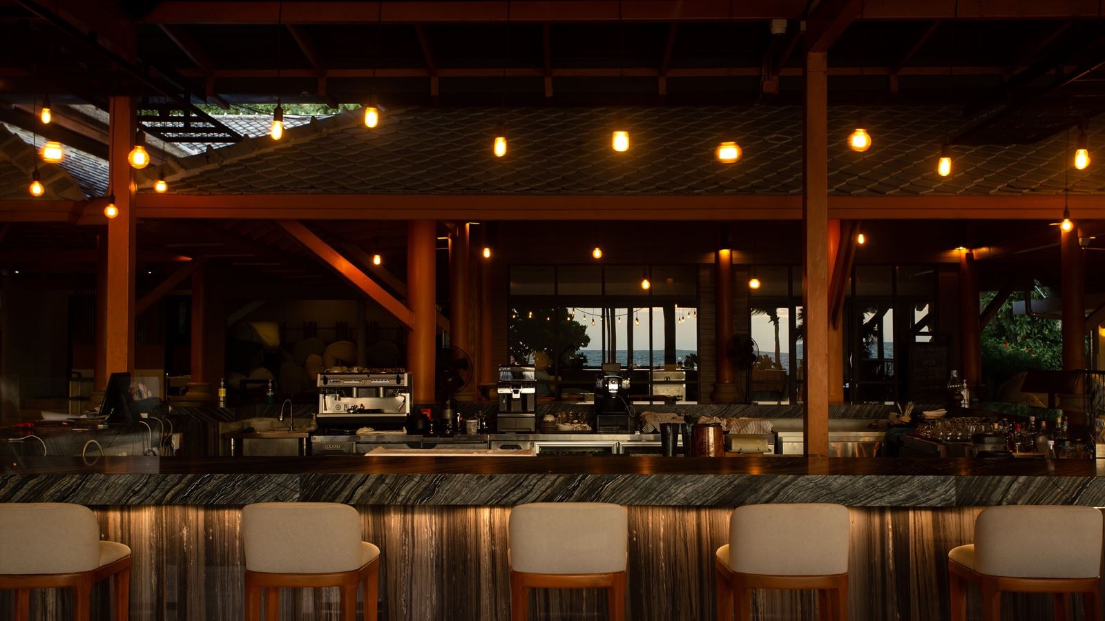 restaurants-the-breeze-restaurant