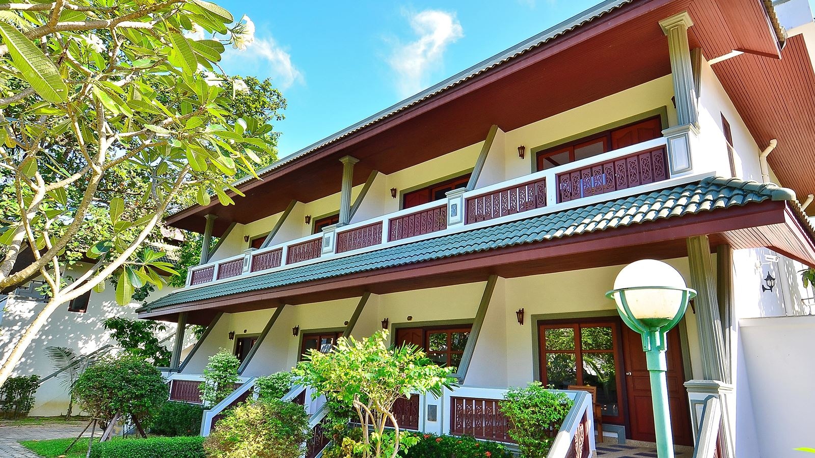 rooms-deluxe-room-building