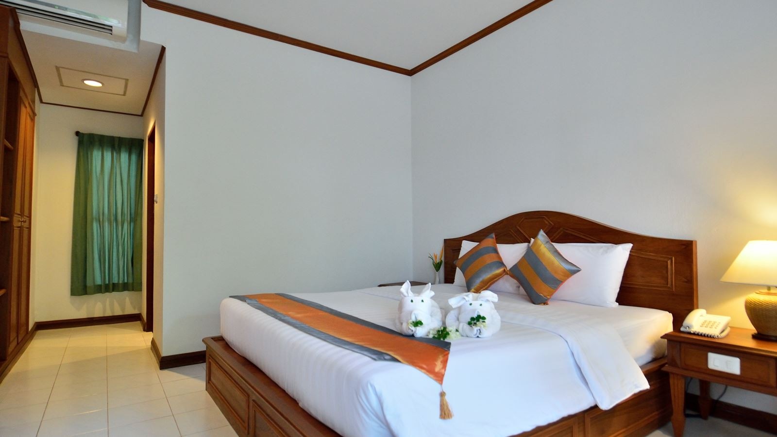 rooms-deluxe-room-building