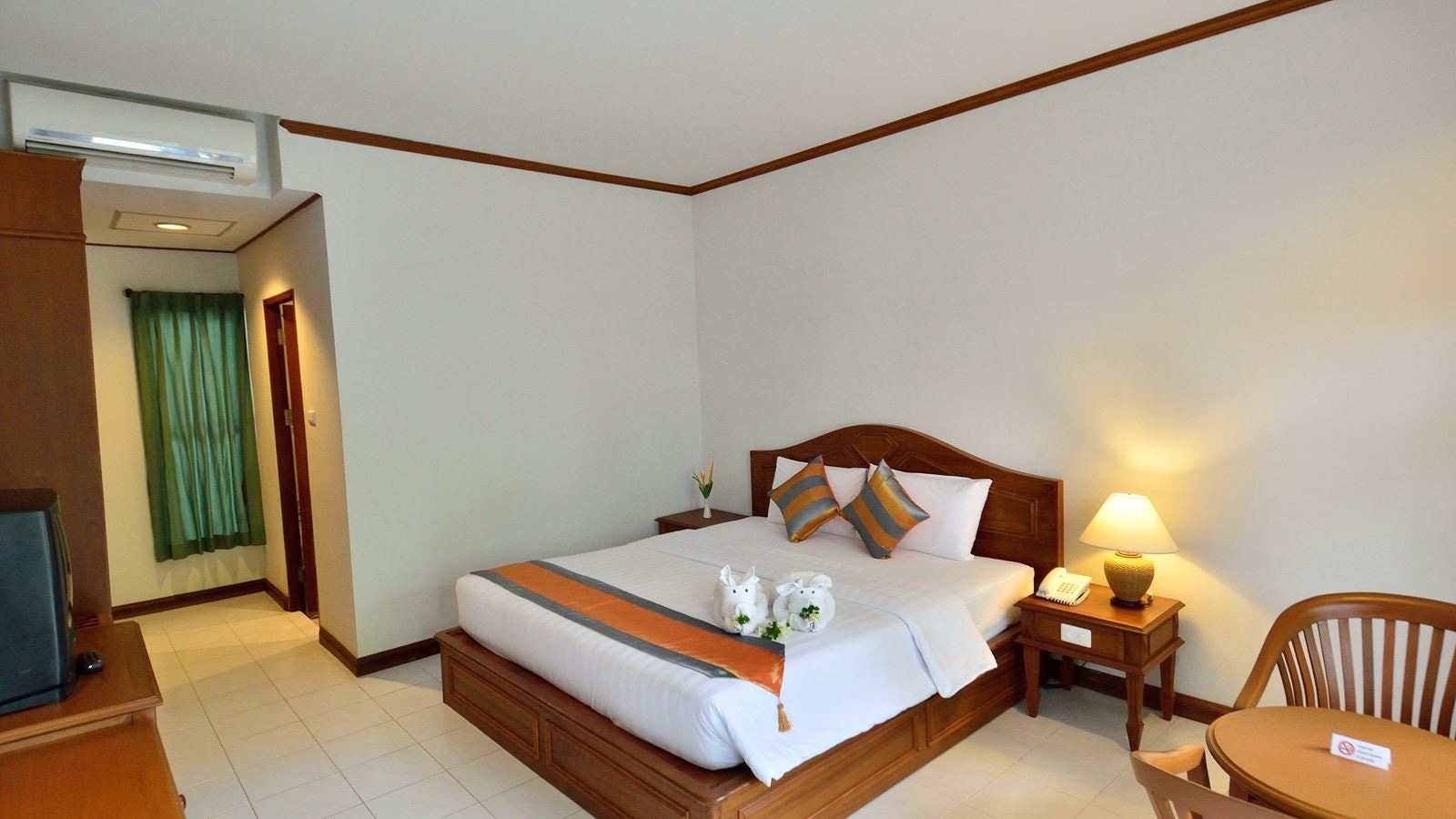 rooms-deluxe-room-building