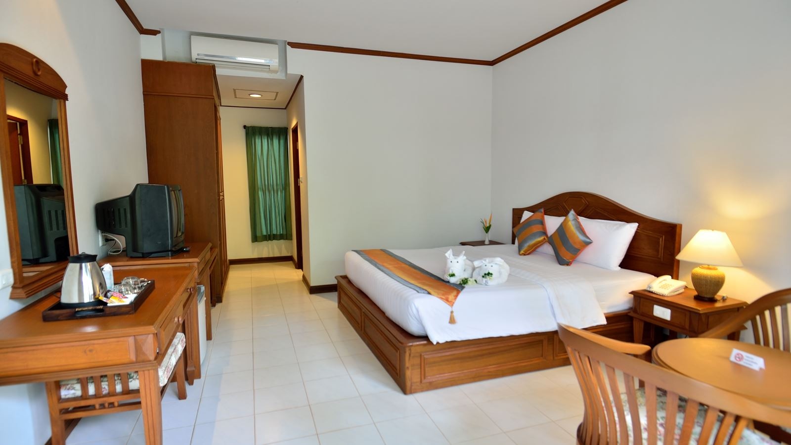 rooms-deluxe-room-building