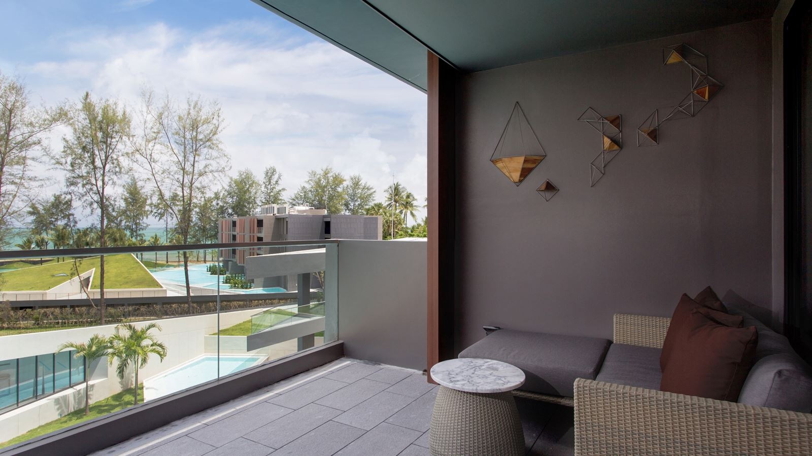 rooms-deluxe-poolside-2nd-chd-share-bed