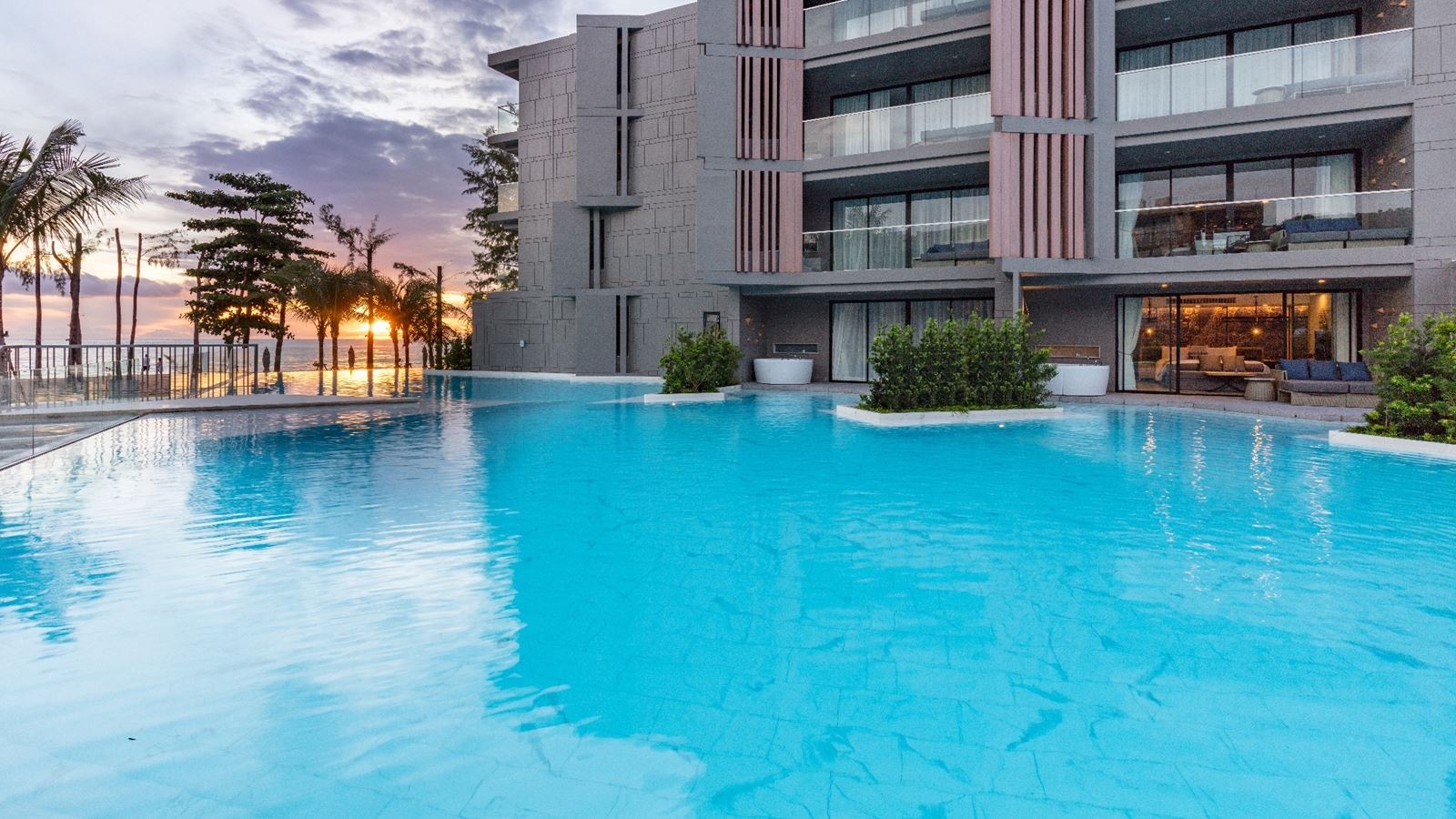 rooms-pool-access-grand