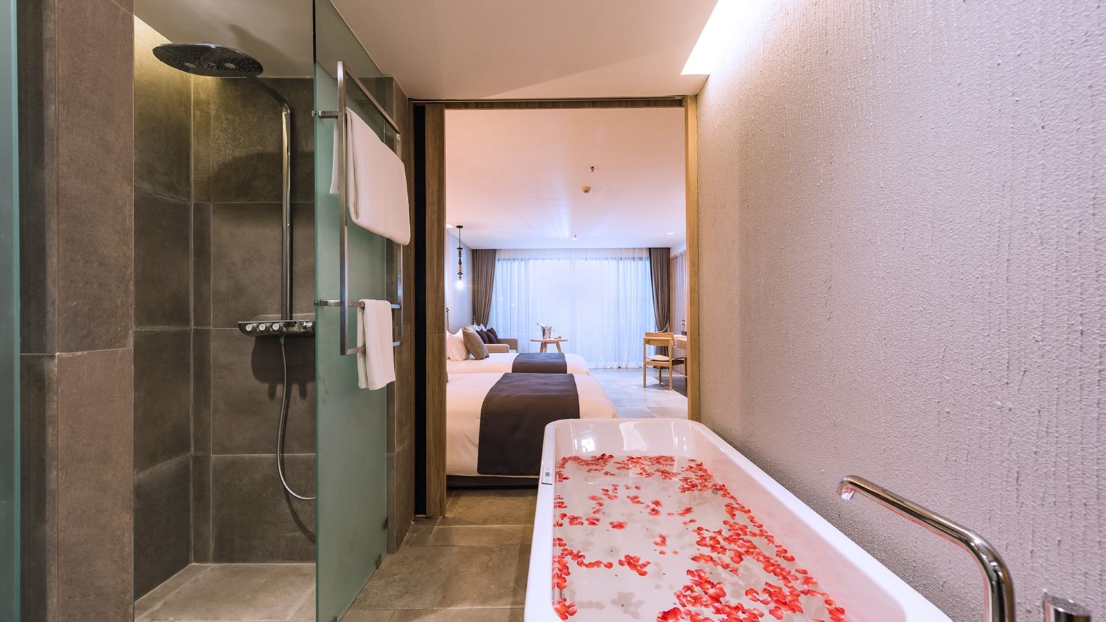 rooms-deluxe-poolside-2nd-chd-share-bed