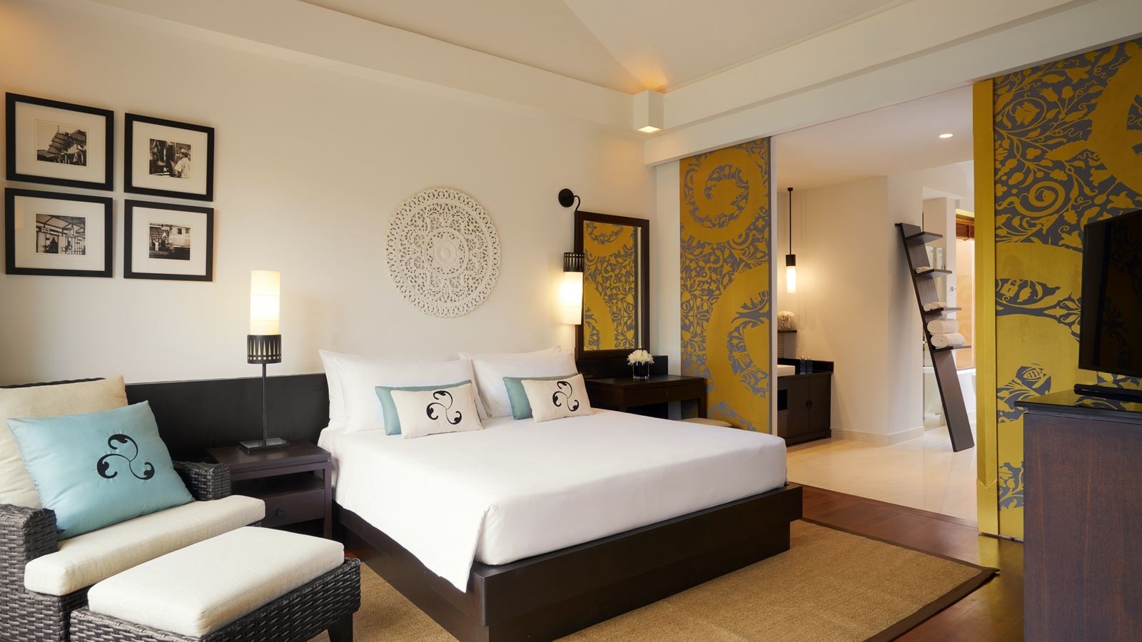 rooms-junior-suite-with-pool-view