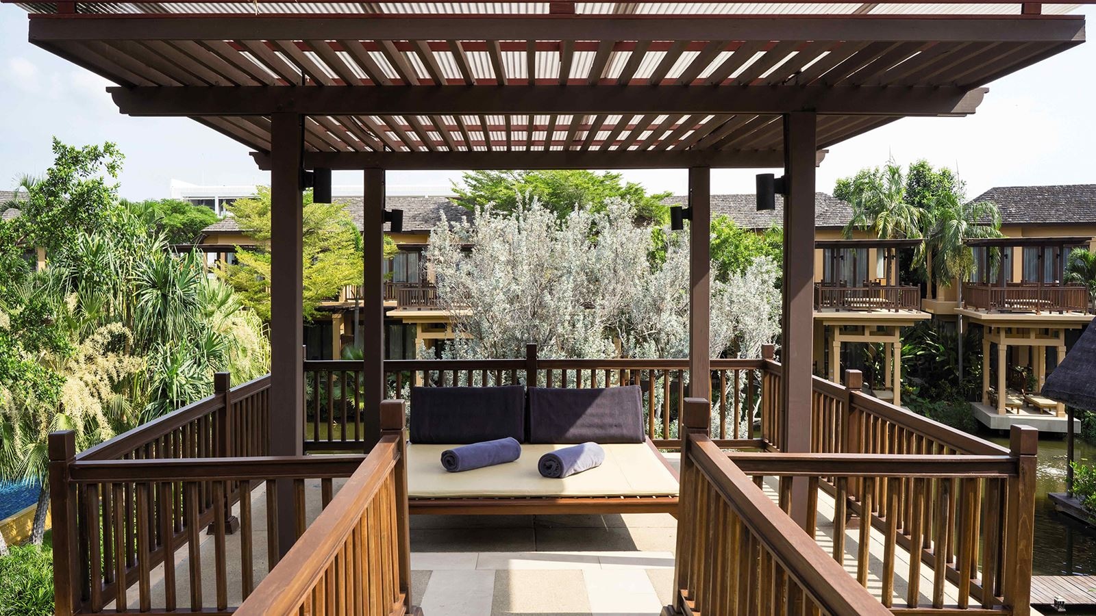 rooms-terrace-suite-with-lagoon-view