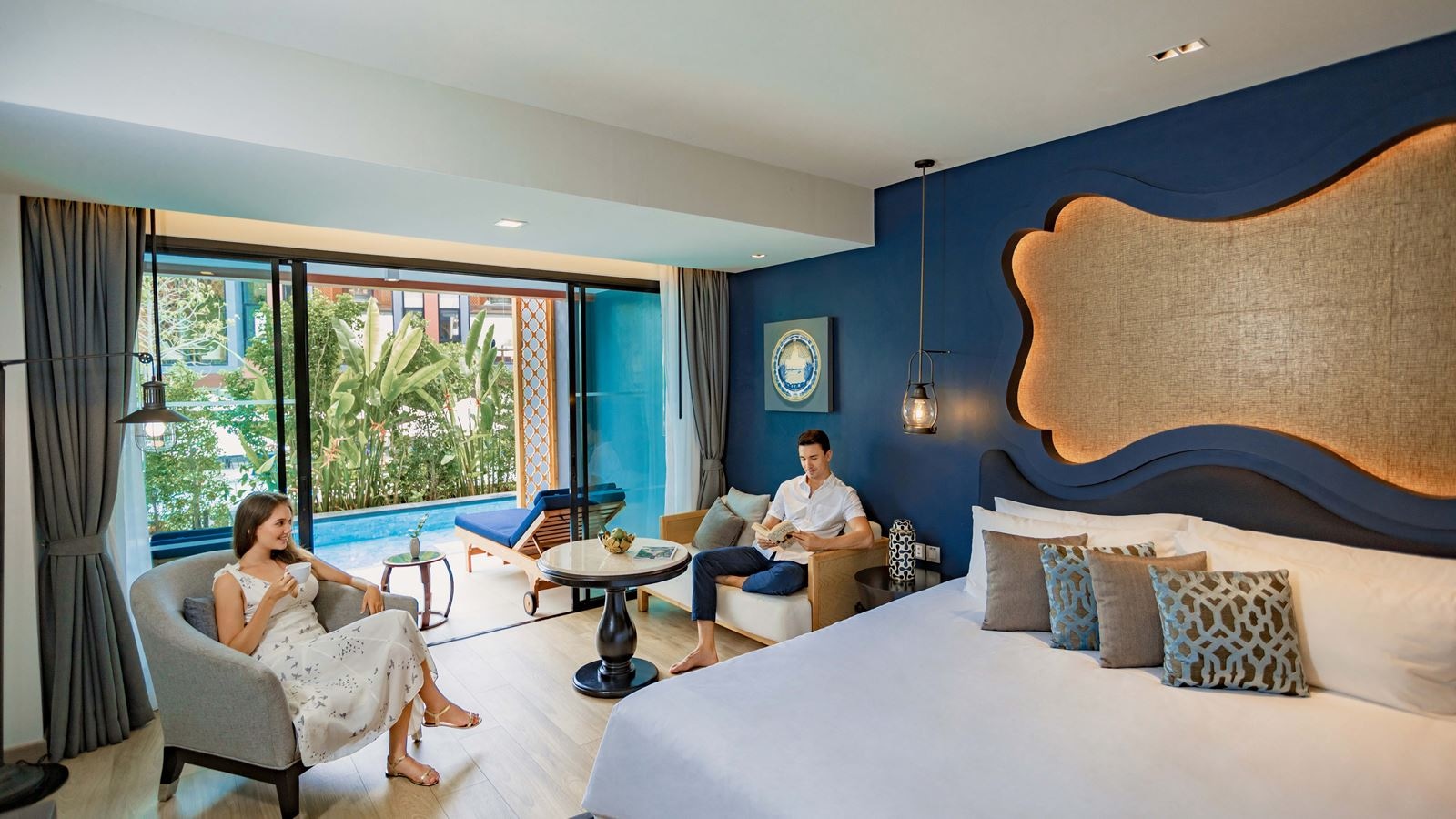 rooms-deluxe-suite-pool-access-garden-view