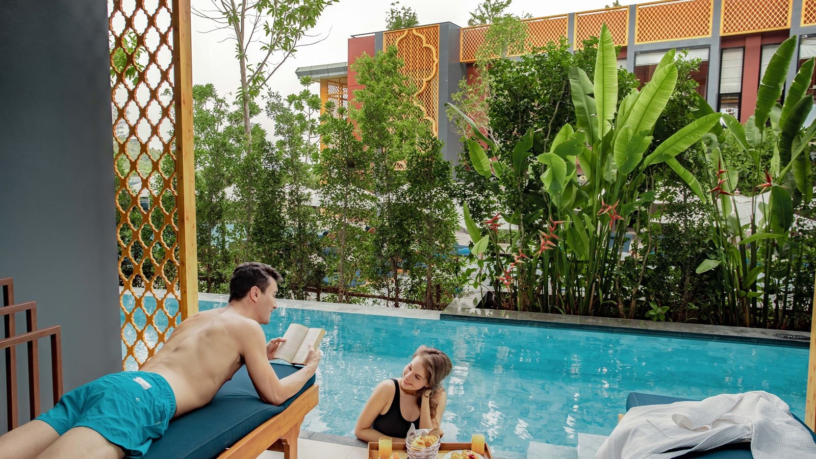 rooms-deluxe-suite-pool-access-garden-view