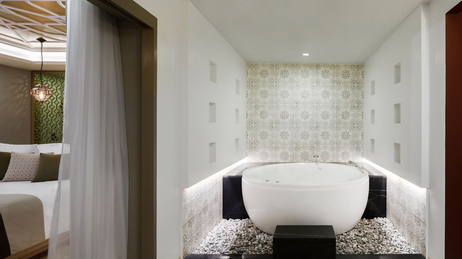 rooms-deluxe-suite-with-whirlpool-bath-mountain-view