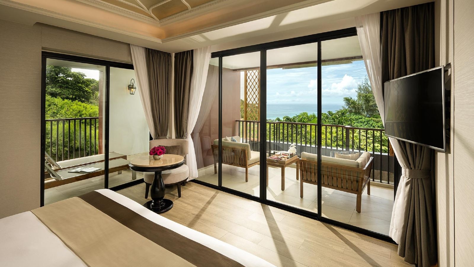 rooms-deluxe-suite-with-whirlpool-bath-sea-view