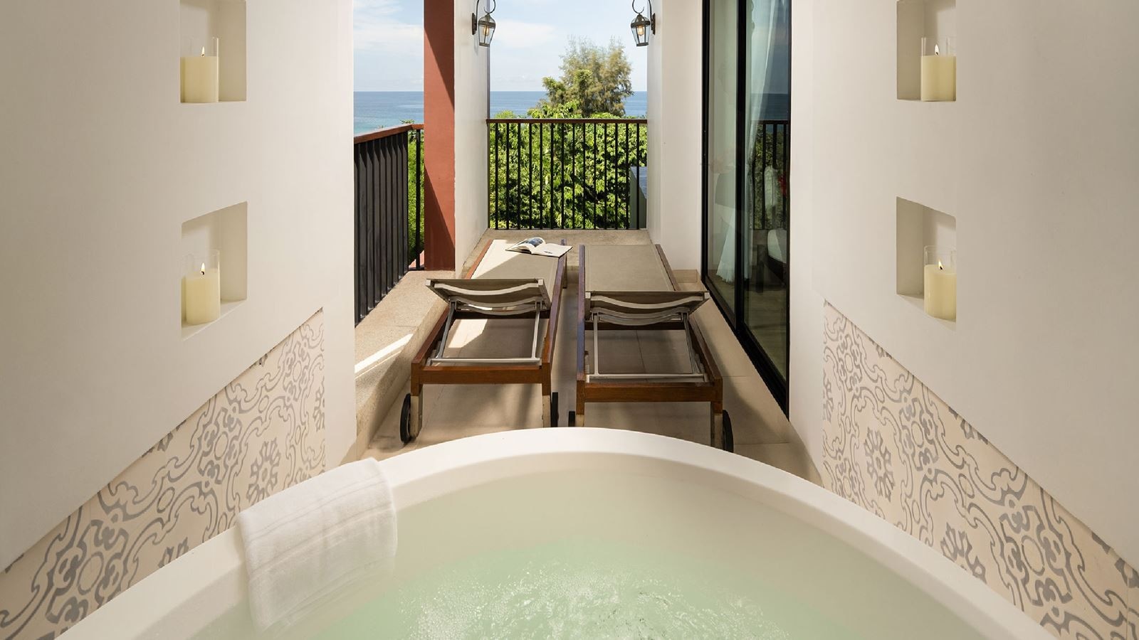 rooms-deluxe-suite-with-whirlpool-bath-sea-view