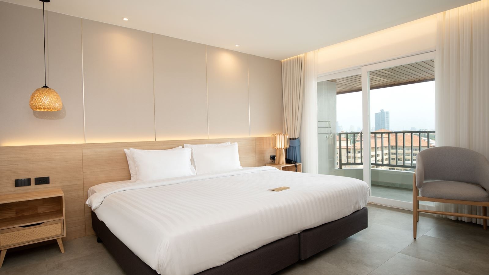 rooms-deluxe-city-view-room