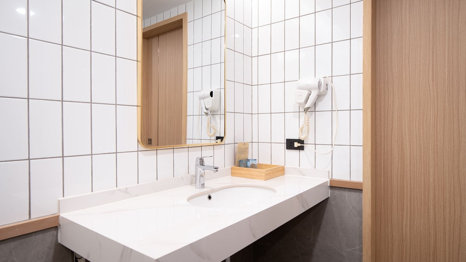 rooms-deluxe-city-view-room