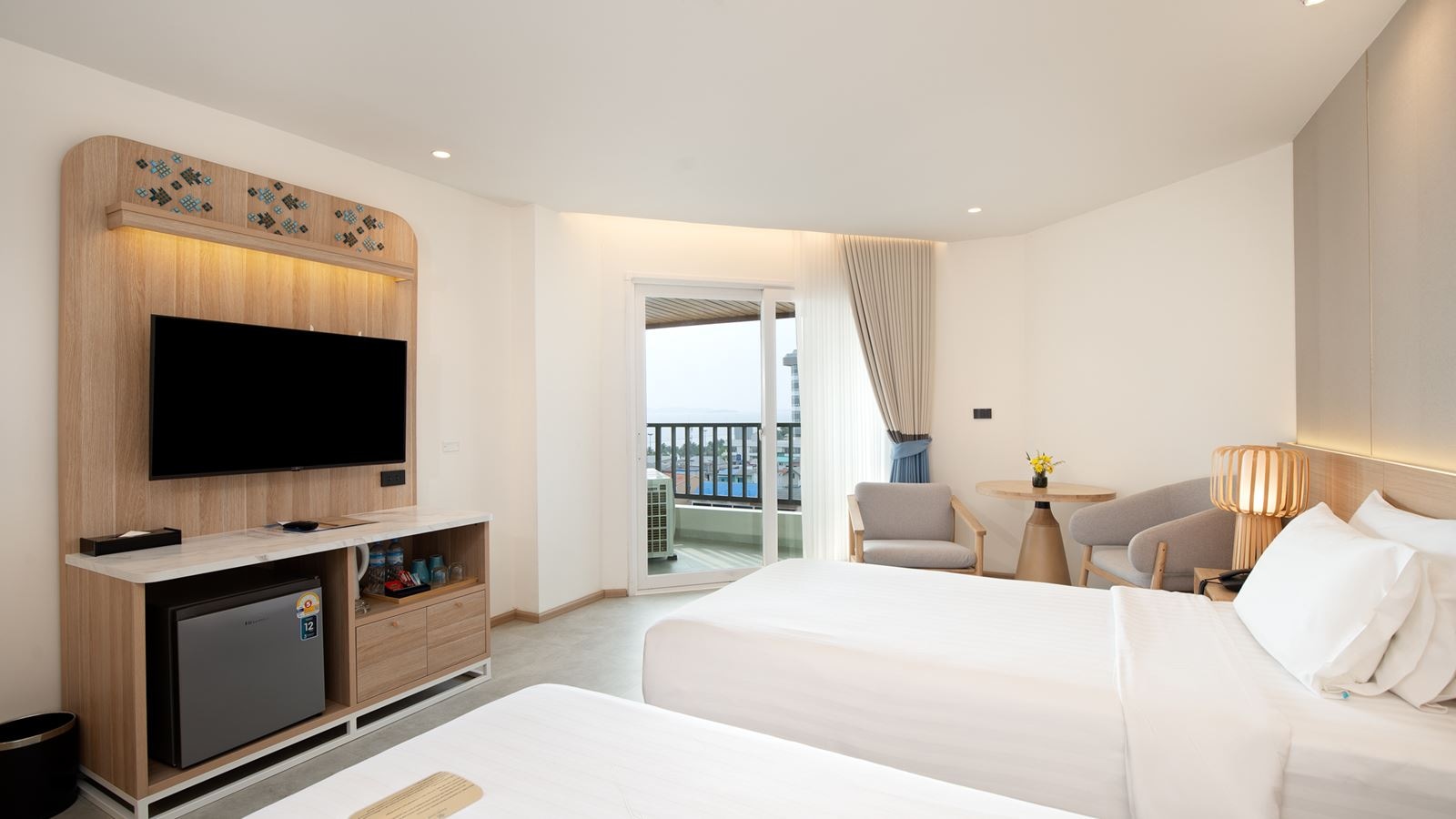 rooms-deluxe-pool-view-room