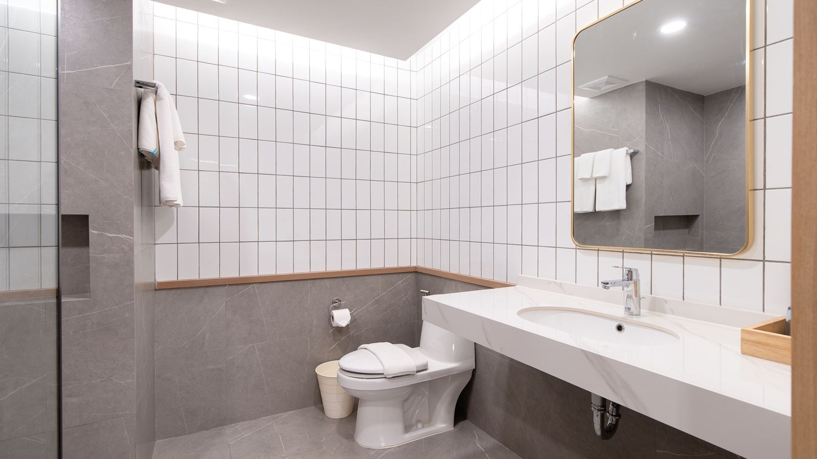 rooms-deluxe-pool-view-room