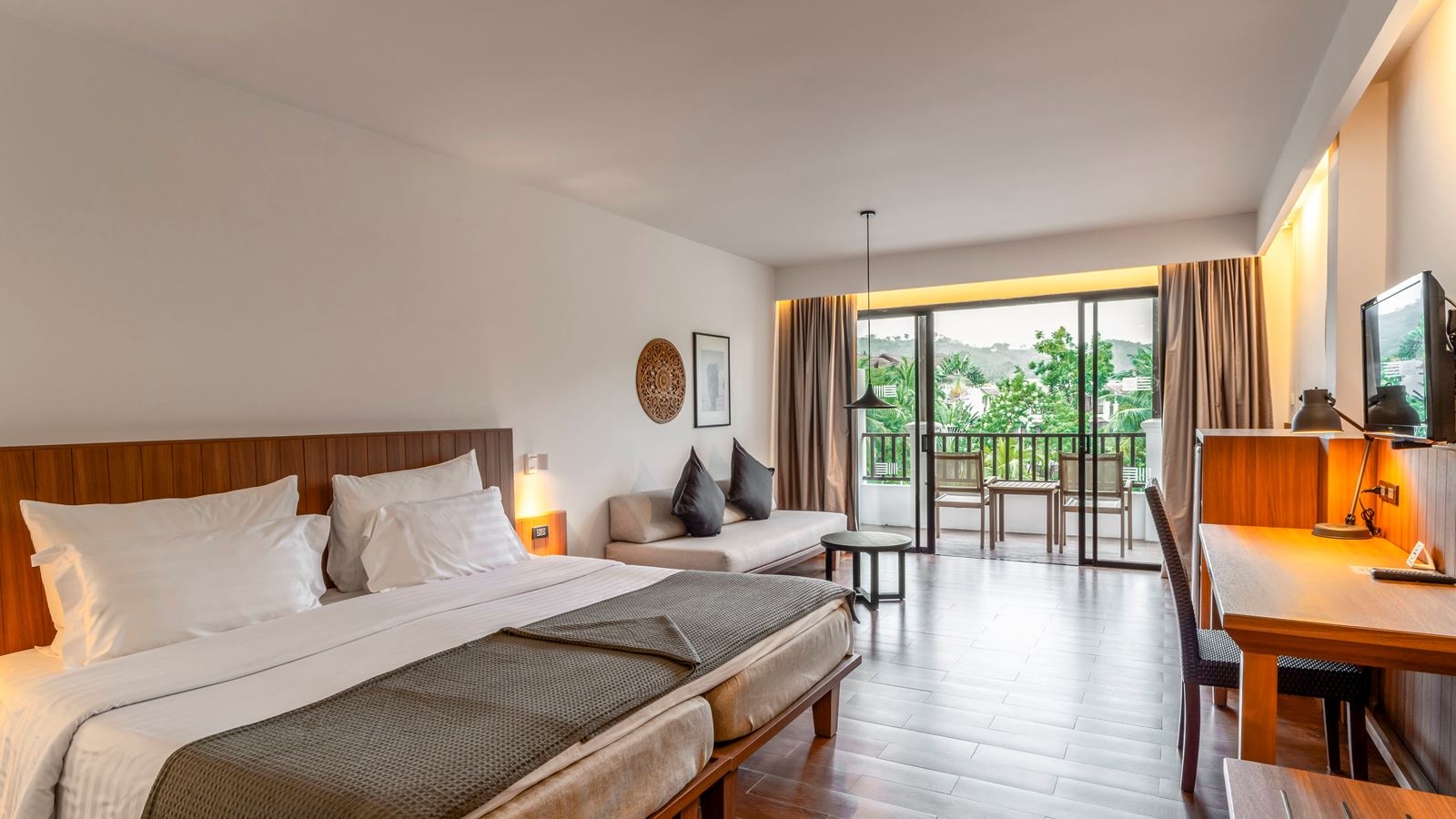 rooms-grand-deluxe-pool-view