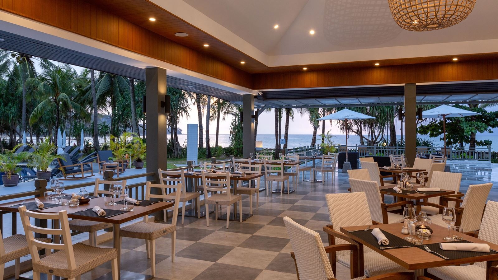 restaurants-restaurant-by-the-sea