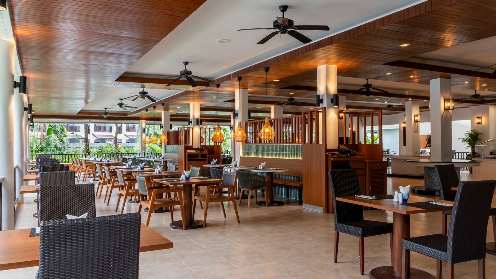 restaurants-restaurant-by-the-pool