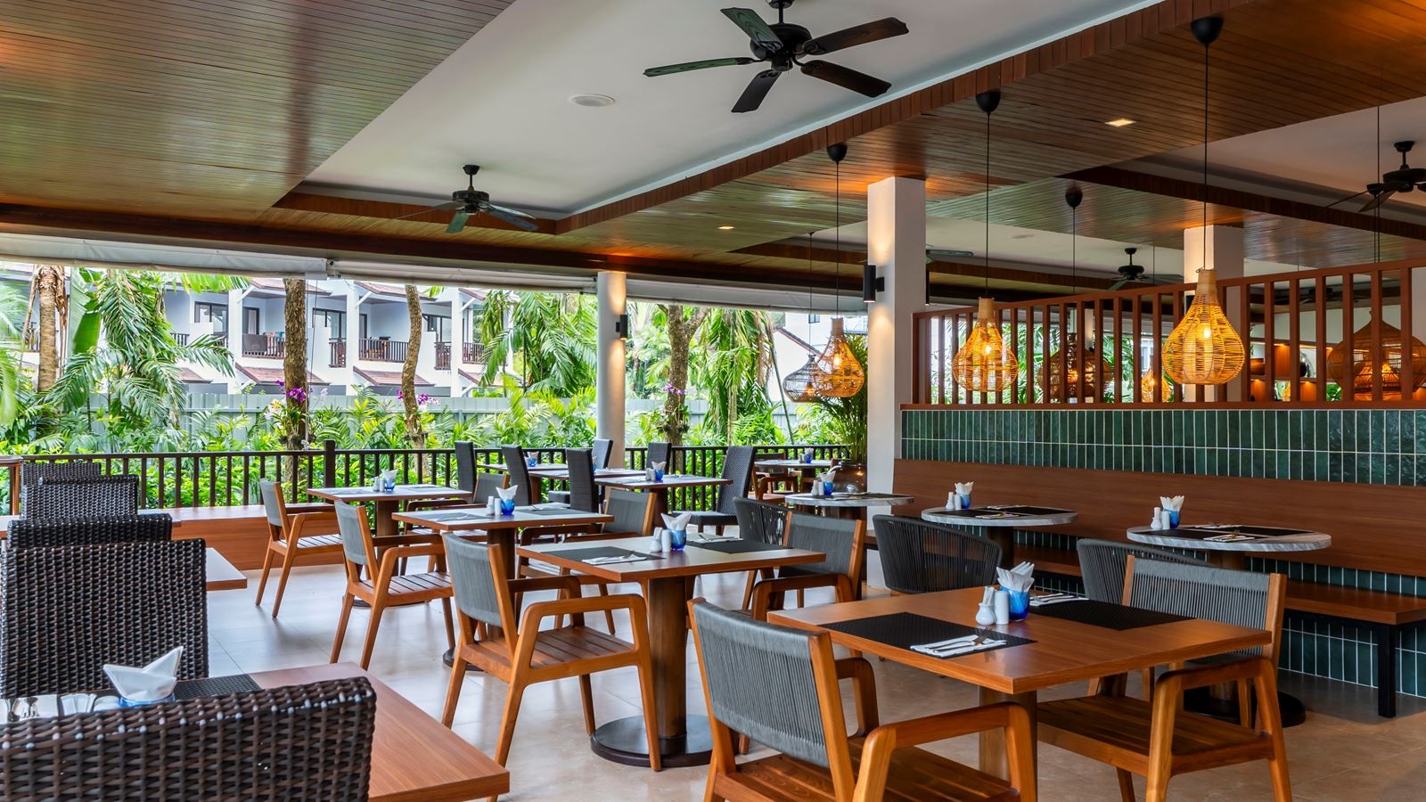 restaurants-restaurant-by-the-pool