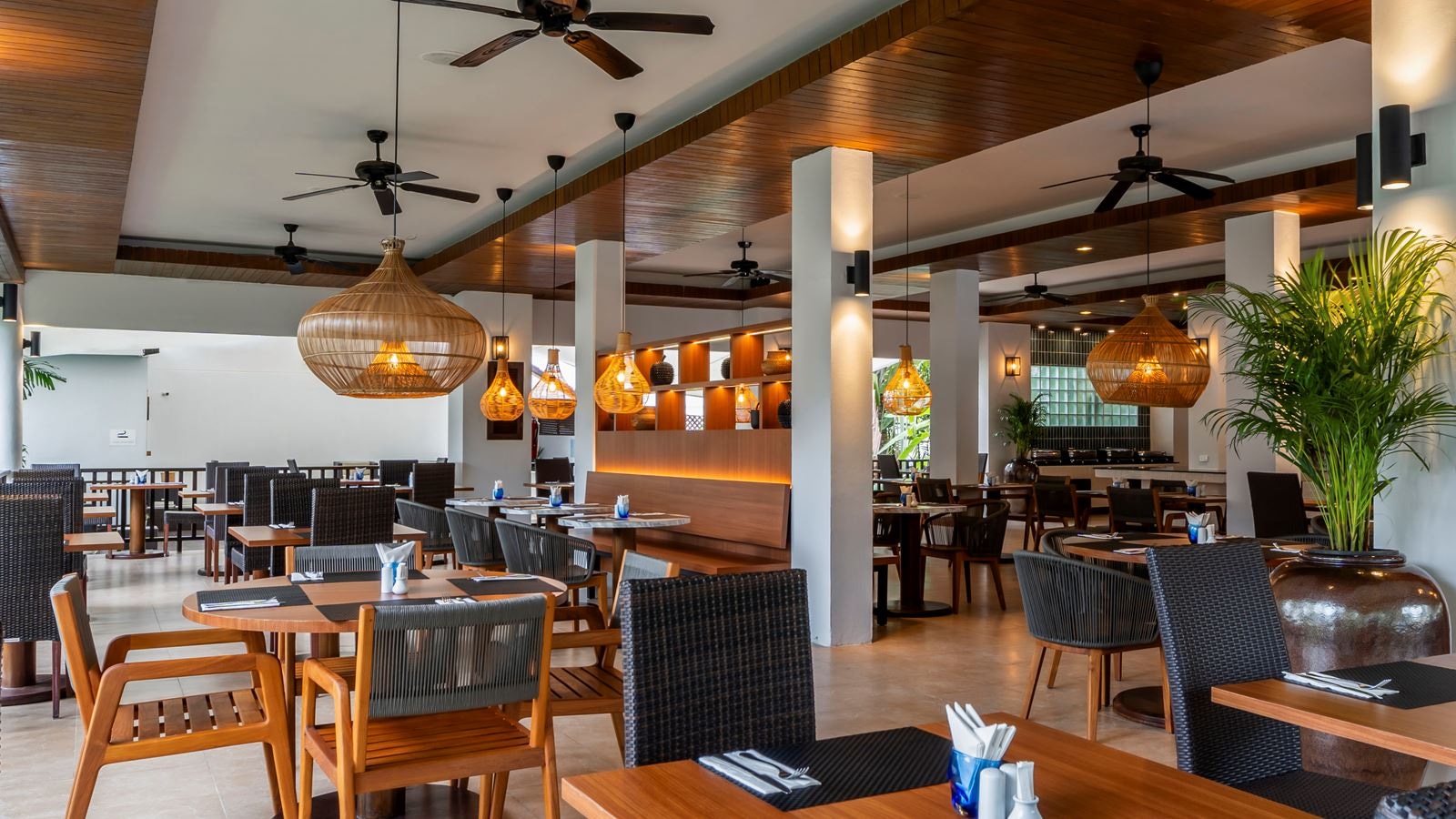 restaurants-restaurant-by-the-pool