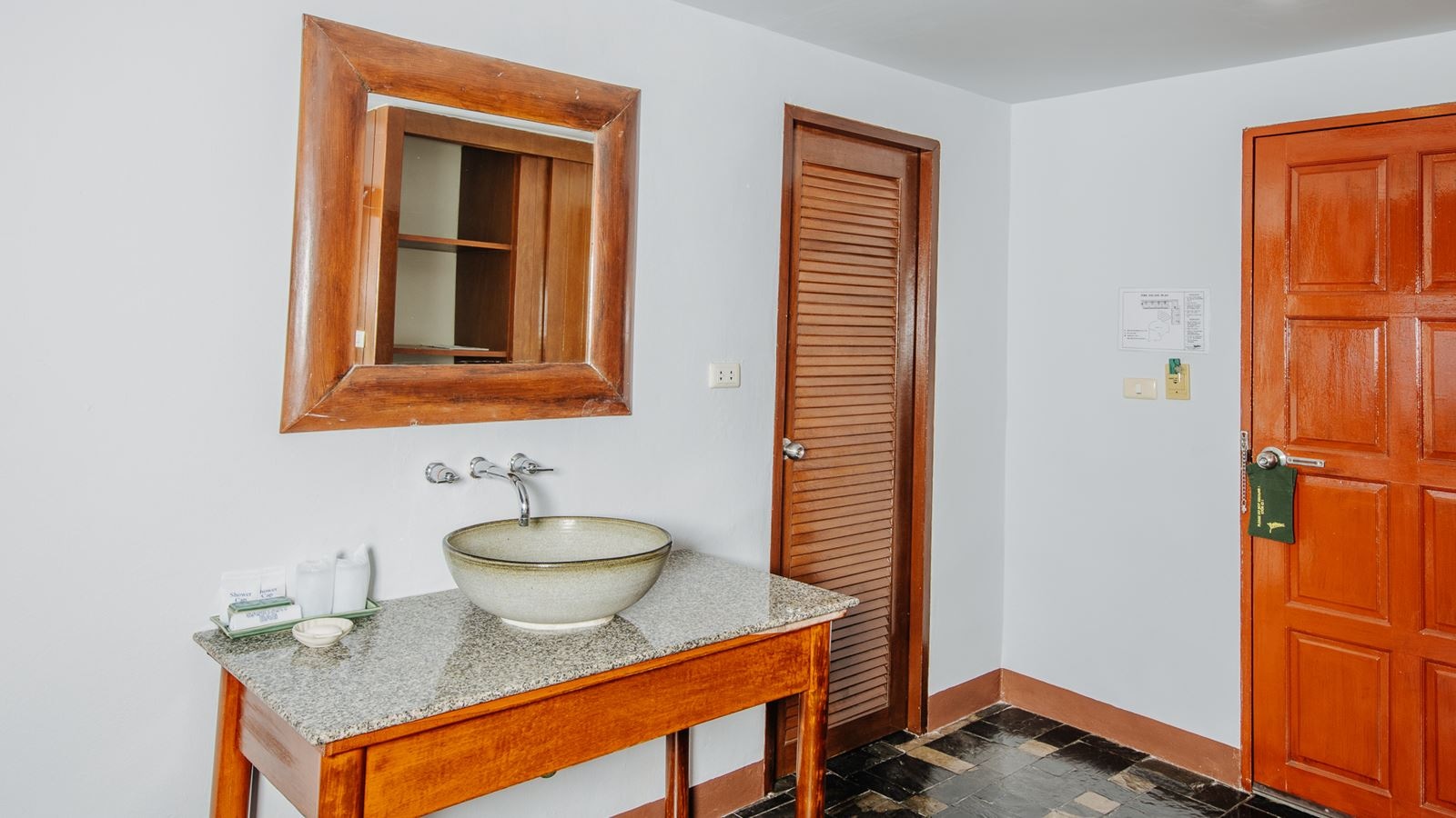 rooms-deluxe-pool-view