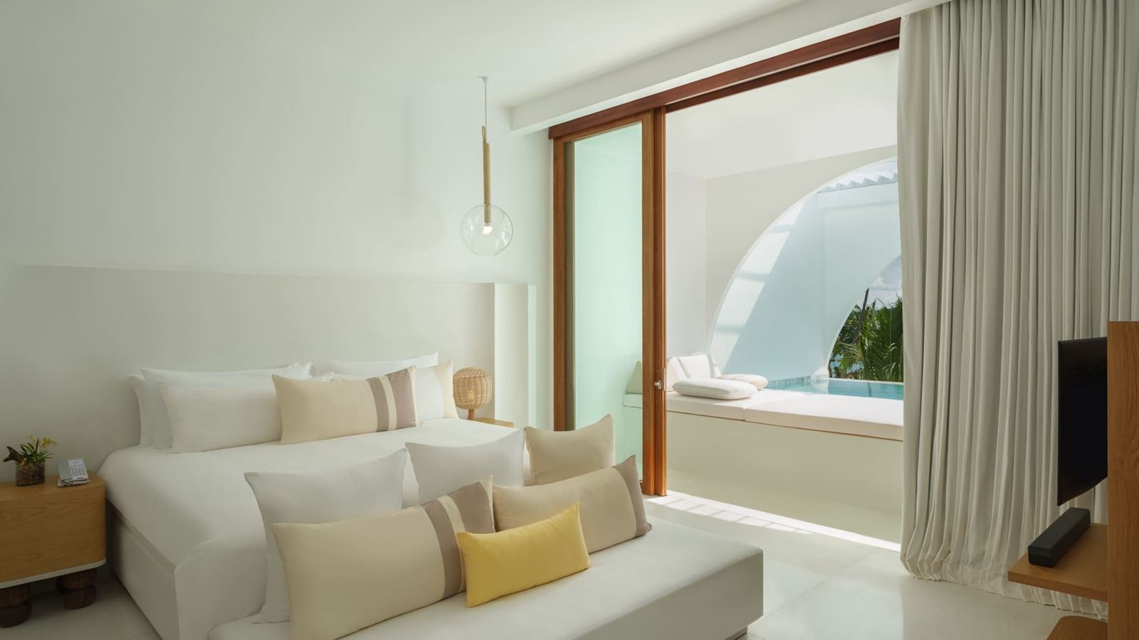 rooms-oceanfront-1bedroom-pool-suite