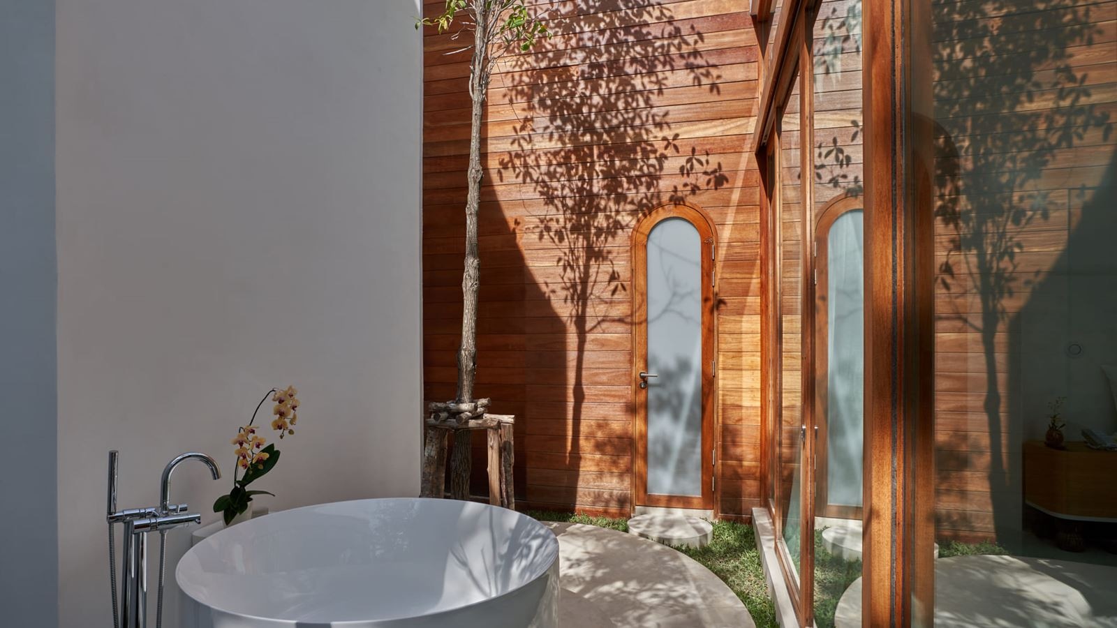 rooms-oceanfront-sala-pool-villa