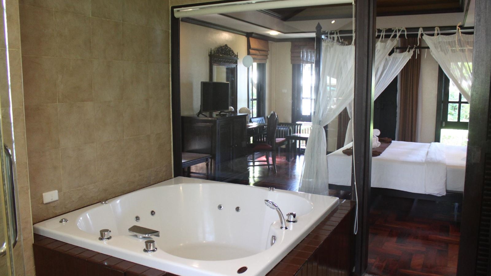 rooms-deluxe-jacuzzi