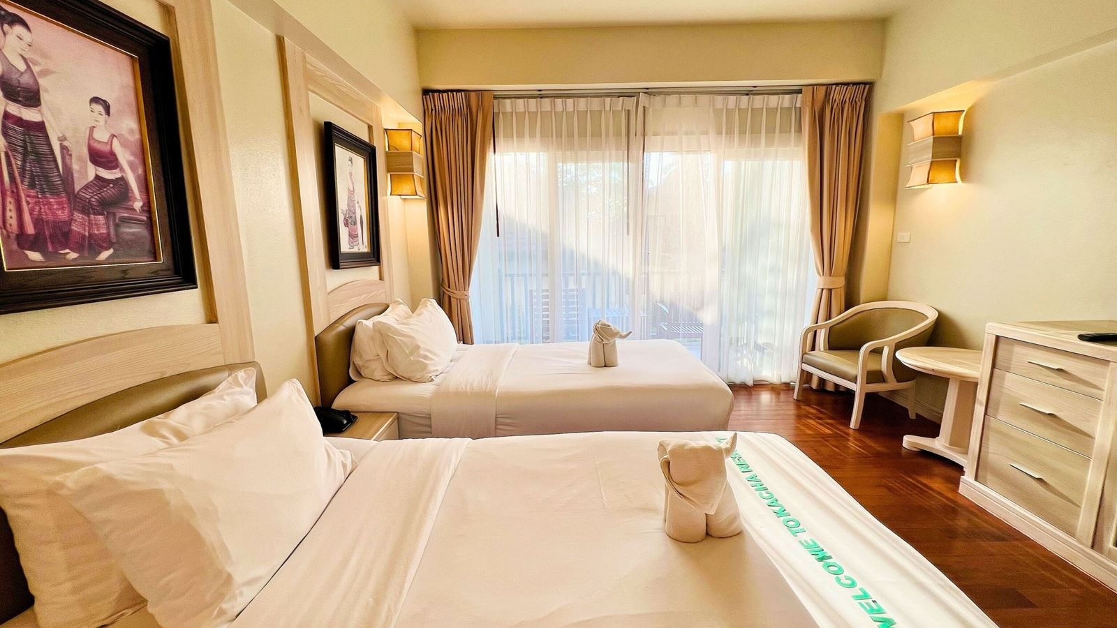 rooms-seaside-deluxe-building-room