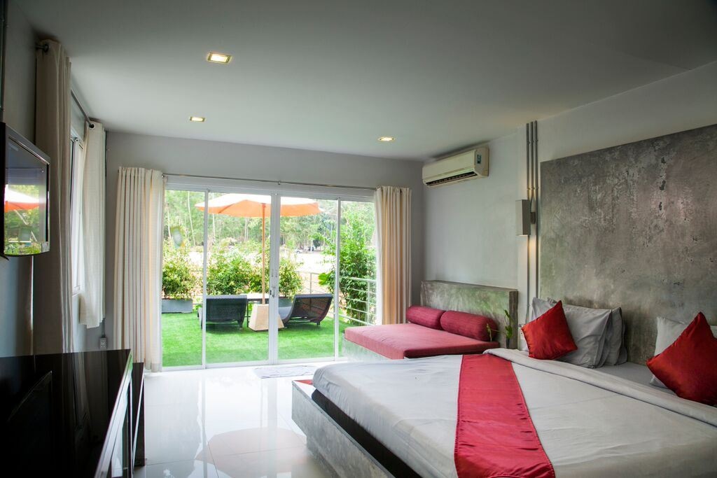 rooms-grand-deluxe-pool-side