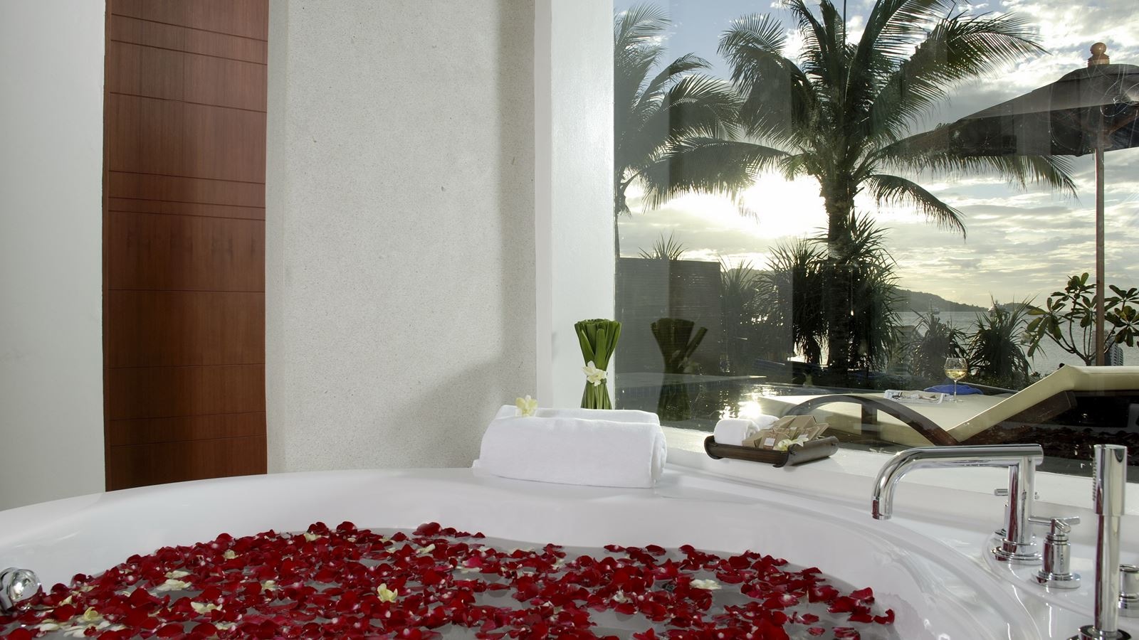 rooms-beachfront-grand-pool-villa