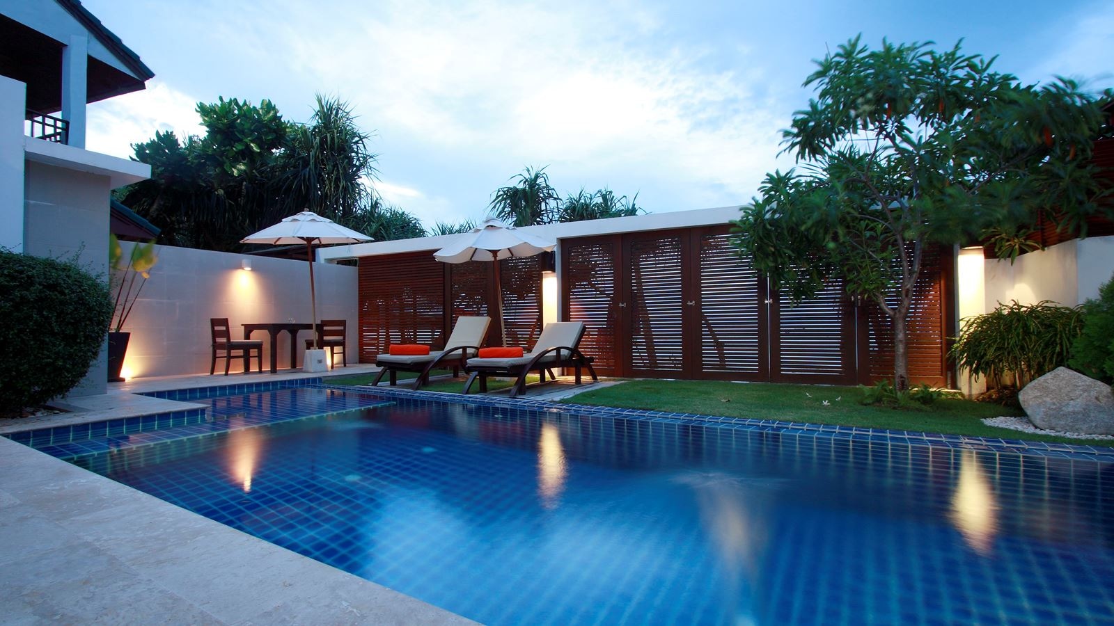 rooms-beachfront-grand-pool-villa