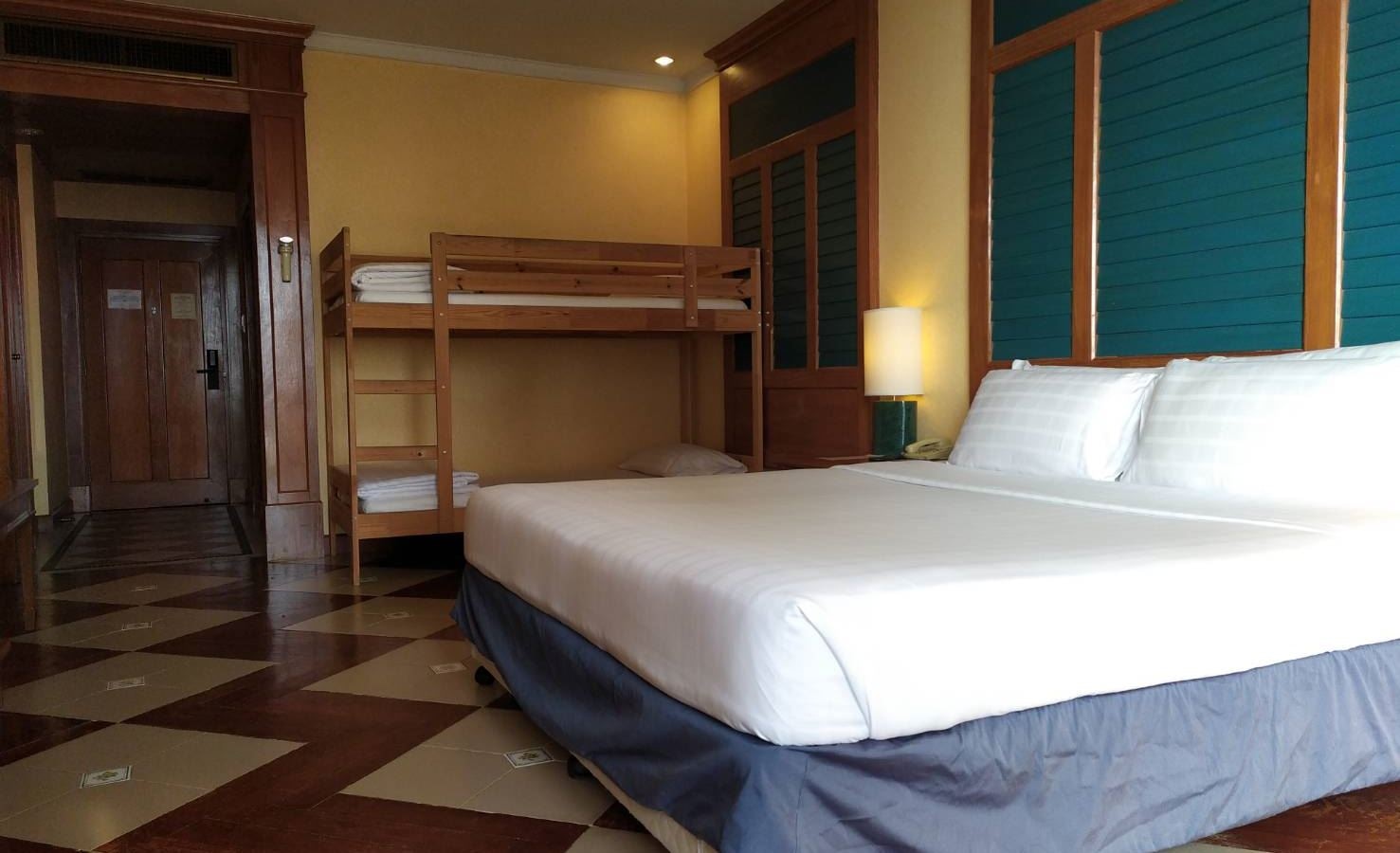 rooms-family-club-room