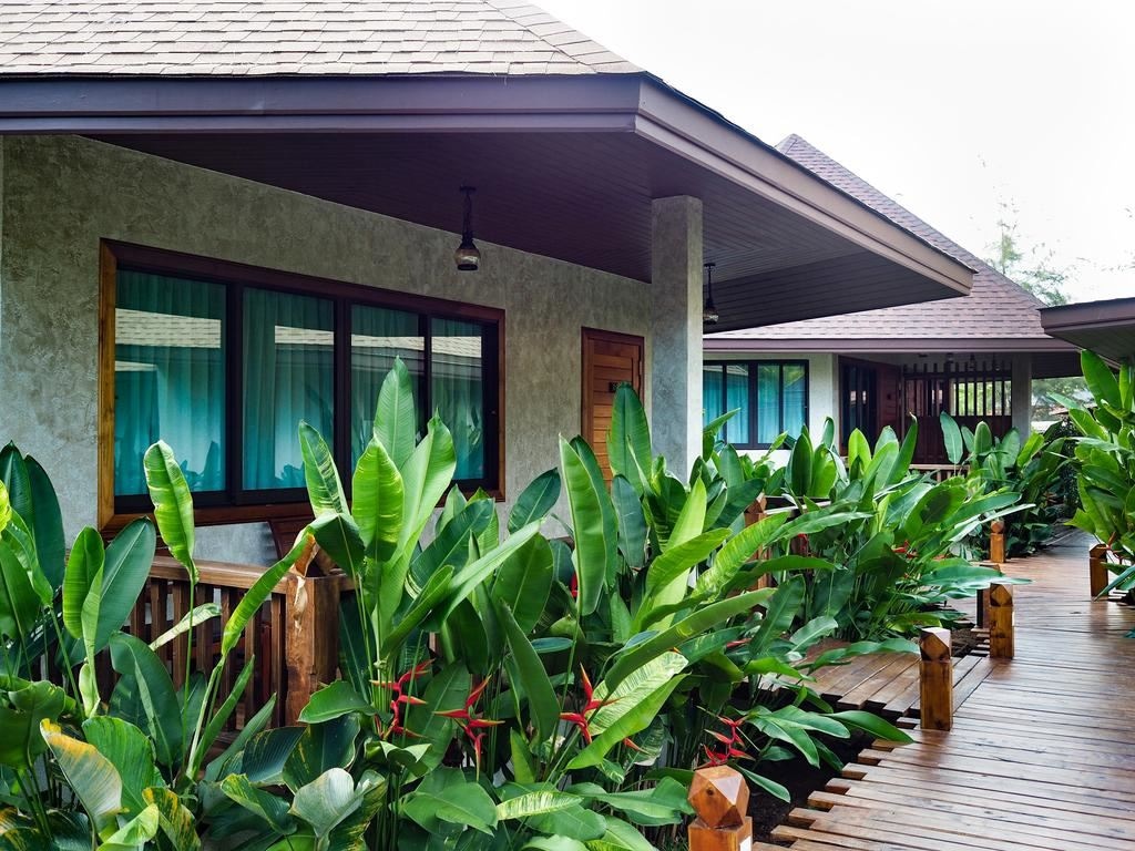 rooms-deluxe-family-room