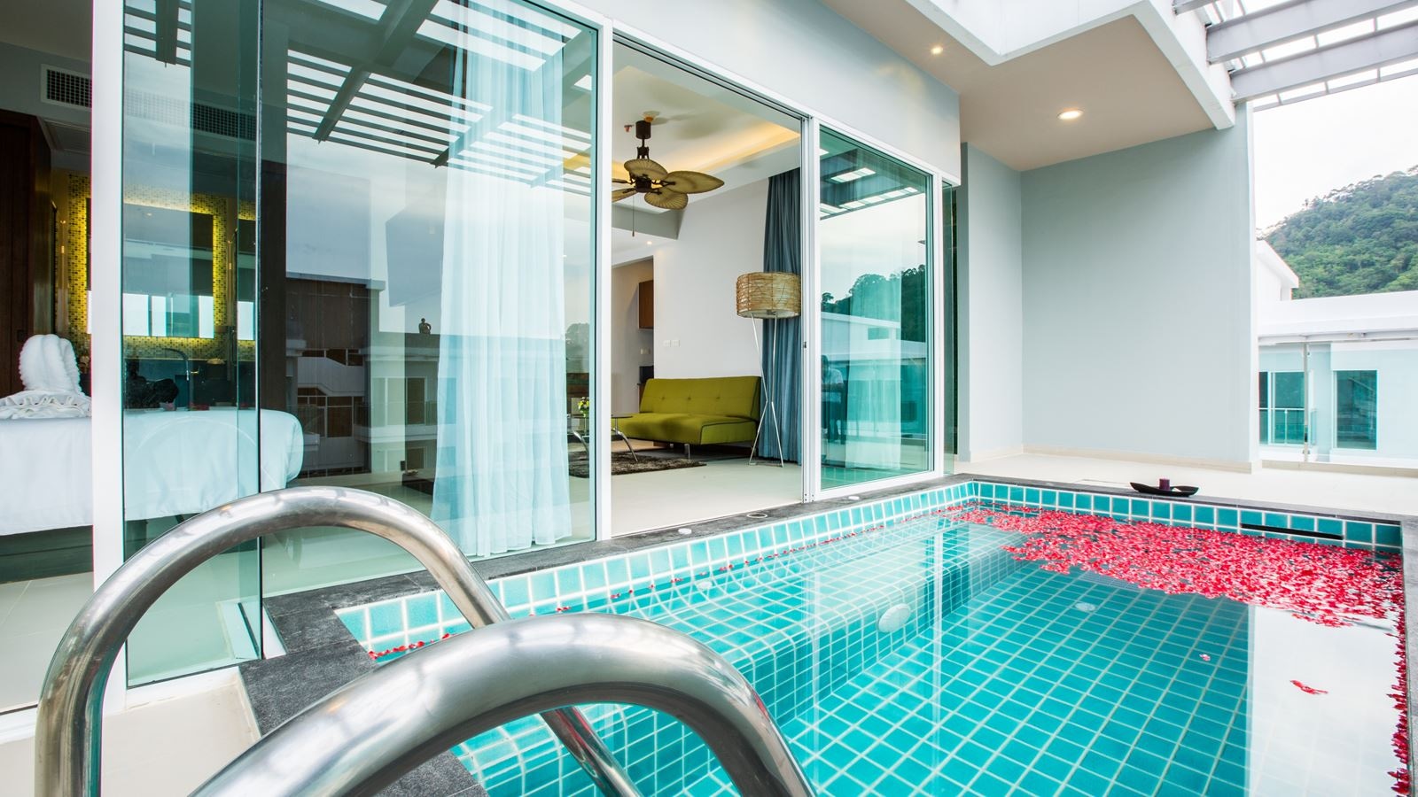 rooms-honeymoon-pool-suite