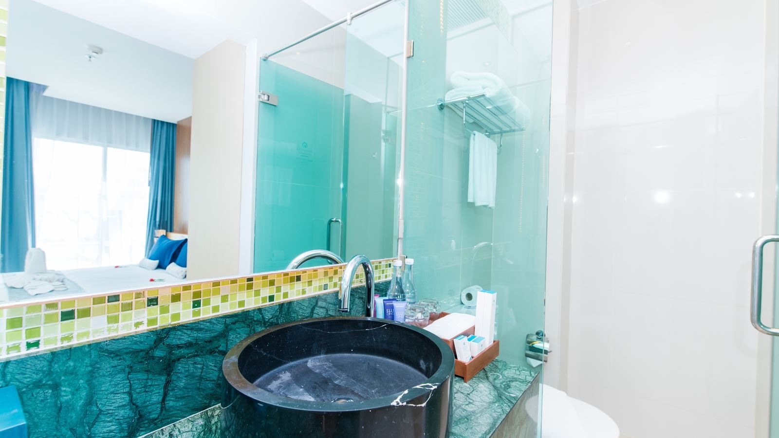 rooms-honeymoon-pool-suite