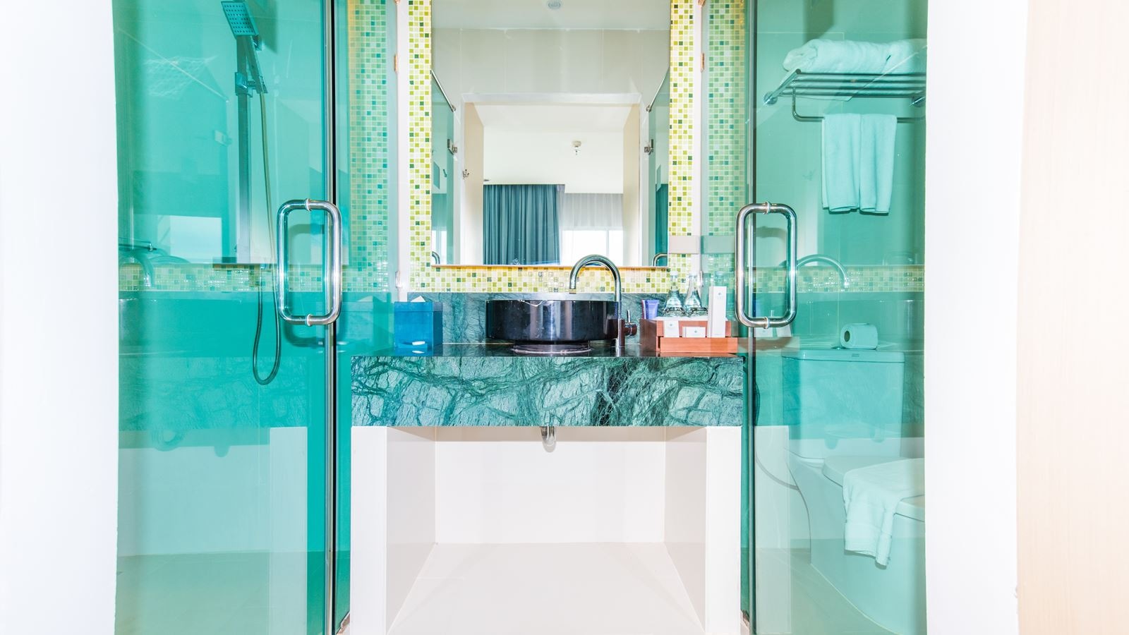 rooms-honeymoon-pool-suite