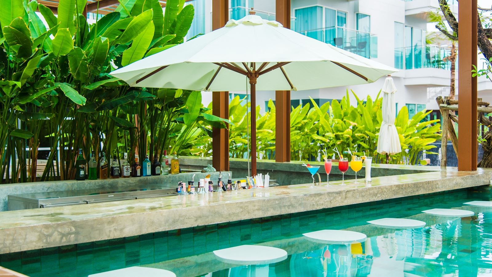 bars-swimup-pool-bar